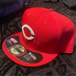 New Era 7 5/8 Cincinnati Reds Fitted Cap on field MLB